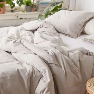 URBAN OUTFITTERS / dove grey "washed cotton tassel" king duvet cover + shams